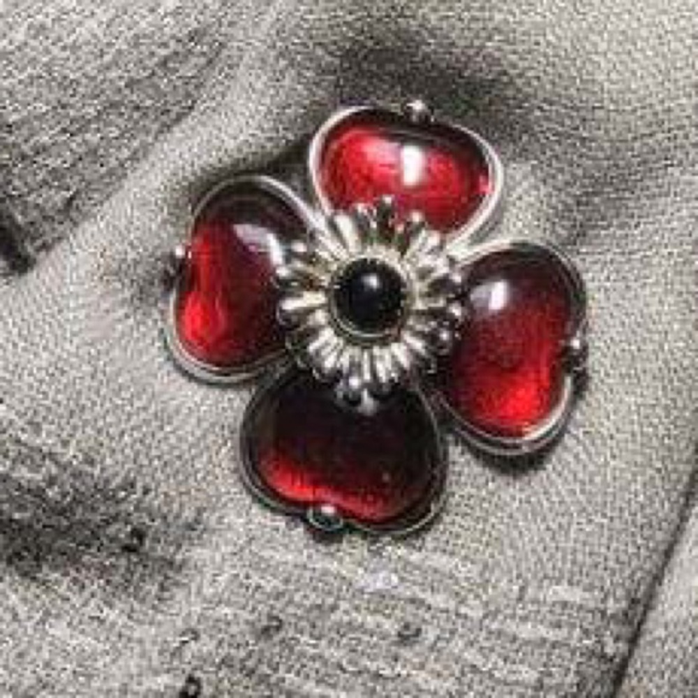 Gorgeous Edwin Pearl floral brooch.